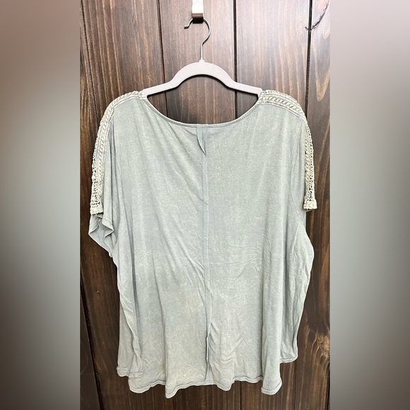 Sage Distressed Cut Out Lace T Shirt-Size:2XL - Picture 5 of 7